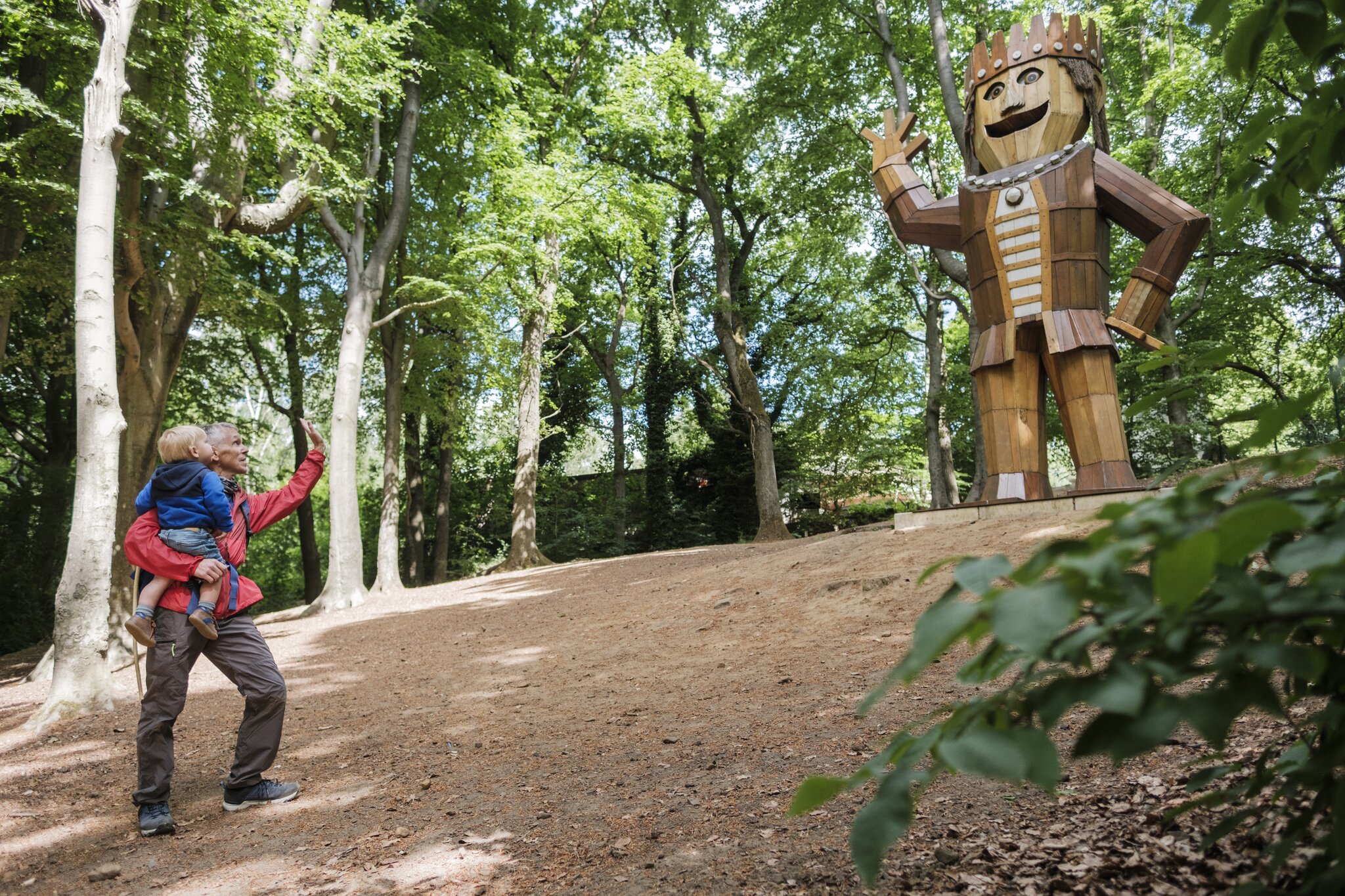 Zwaaien naar reus in het Kluisbos