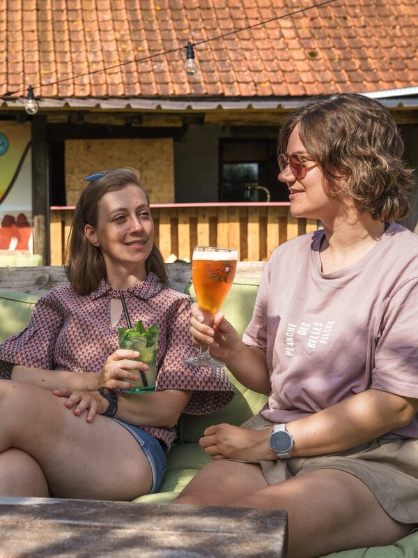 Twee fietsers drinken iets op het terras van 't Oud Liefken