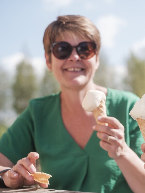 2 dames eten een ijsje bij Ijshoeve De Boey