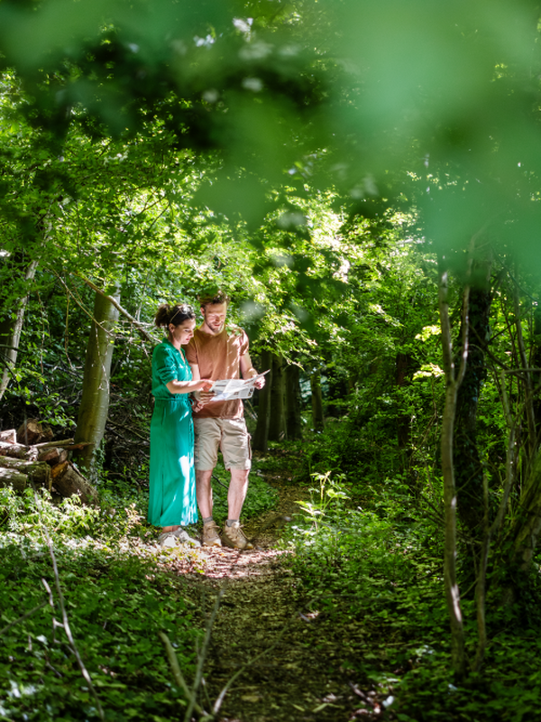 Twee wandelaars in natuurgebied Uilenbroek in Sint-Maria-Lierde